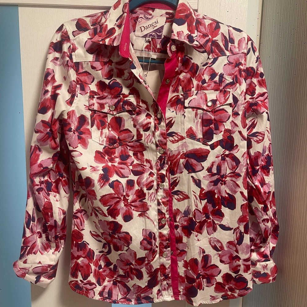 Beautiful and vibrant floral button-down shirt by Danesi Jeans.
NWT